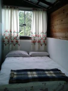En eller flere senge i et værelse på Pousada Sírius