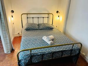- un lit avec 2 serviettes et 2 lampes dans l'établissement Un petit cocon en plein centre de Marseille, à Marseille