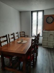 - une salle à manger avec une table et des chaises en bois dans l'établissement Maison proche gare et commodités, au Mans
