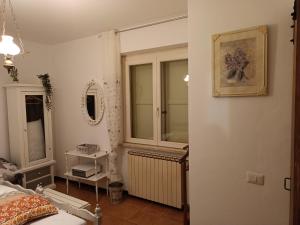1 dormitorio con cama y ventana en Compiano BB STRELA 39, en Sambuceto
