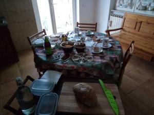 una mesa de comedor con comida y bebidas. en Compiano BB STRELA 39, en Sambuceto