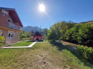 Blick auf ein Haus mit Garten in der Unterkunft Kuća-Villa pored rijeke i jezera Čelebići Konjic in Konjic