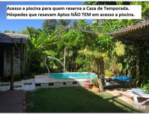 a backyard with a swimming pool in a yard at Casa Verde Apart - Aptos e Casa Residencial in Praia do Forte