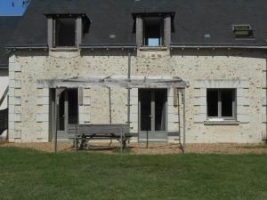 ławka przed budynkiem w obiekcie Refuge au calme w mieście Mazières-de-Touraine +6 zdjęć