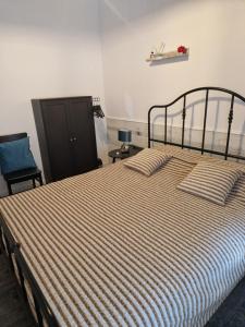 1 dormitorio con 1 cama grande y armario negro en Sinaia Veche, en Sinaia