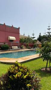的住宿－Nature's Private Paradise Villa，庭院中带滑梯的游泳池