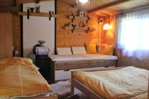 Posteľ alebo postele v izbe v ubytovaní Drevenica pri jazere - relax vo vírivke