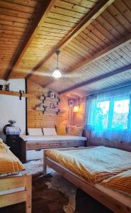 Posteľ alebo postele v izbe v ubytovaní Drevenica pri jazere - relax vo vírivke