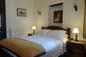Ένα ή περισσότερα κρεβάτια σε δωμάτιο στο Hotel Mesón de los Virreyes