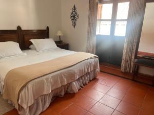 Ένα ή περισσότερα κρεβάτια σε δωμάτιο στο Hotel Mesón de los Virreyes