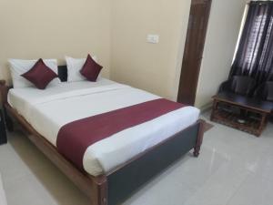 سرير أو أسرّة في غرفة في VRS Residency