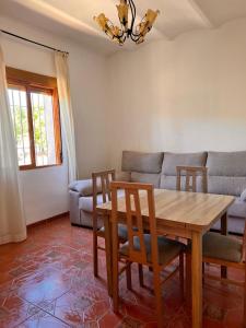 uma sala de estar com uma mesa e um sofá em APARTAMENTO LA MURALLA 2 em Córdoba