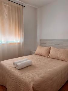 Posteľ alebo postele v izbe v ubytovaní APARTAMENTO LA MURALLA 2 + 11 fotografií