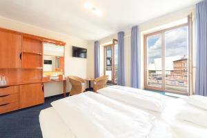 Postel nebo postele na pokoji v ubytování Hotel Kontorhaus Stralsund + 32 fotografií