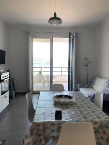 Sala de estar con mesa de comedor y vistas al océano en Marea, en Messina