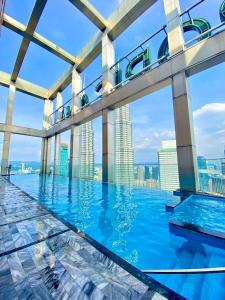 una piscina en un edificio con vistas a la ciudad en Tropicana The Residence Klcc By Sky World en Kuala Lumpur