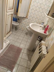 La salle de bains est pourvue d'un lavabo et de toilettes. dans l'établissement Montemartano, à Spolète