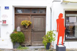 una estatua de una mujer parada frente a una puerta en Traumhafte Wohnung für 6 Pers., en Melk