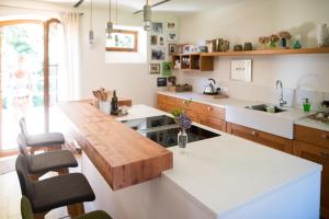 uma cozinha com um balcão de madeira e uma mesa em Sunrise Retreat em Bad Blumau