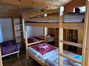 una camera con 4 letti a castello in una cabina di La petite Anfiane a Le Grand-Bornand