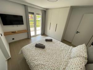 ein Schlafzimmer mit einem Bett mit zwei Objekten darauf in der Unterkunft WSD New! Amazing Lux 2BD Apt Glyfada Near Sea in Athen