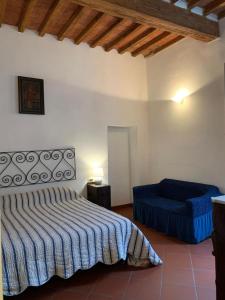 1 dormitorio con 1 cama y 1 reposapiés azul en Cav san Jacopo lungomare Livorno, en Livorno