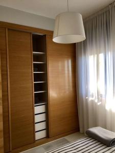 Zimmer mit einem Holzschrank und einem Fenster in der Unterkunft Maravilla del Castro in Vigo