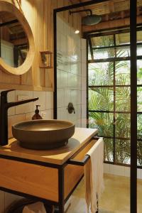 bagno con lavandino e specchio di Hotel Plantación a Jardin