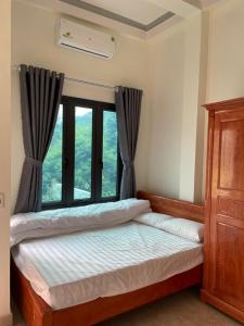En eller flere senge i et værelse på Hoàng Bách homestay