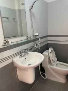 ドン・ヴァンにあるHoàng Bách homestayのバスルーム(洗面台、トイレ、鏡付)