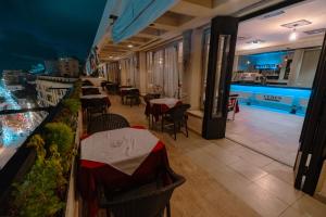 un restaurante con mesas y sillas y vistas a la ciudad en Borg El Thaghr Hotel en Alexandría