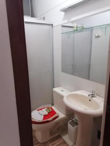 een badkamer met een toilet en een wastafel bij Residencial Las Torres de Salaverry in Chiclayo