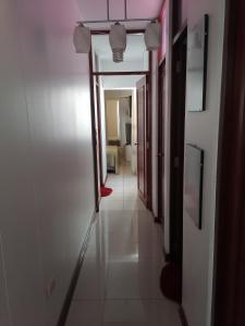un pasillo que conduce a una habitación con suelo blanco en Residencial Las Torres de Salaverry, en Chiclayo