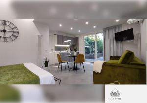 Habitación de hotel con cama y comedor en Gaia's House, en Massa Lubrense