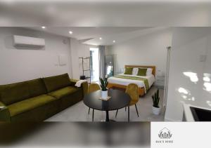 Sala de estar con sofá, cama y mesa en Gaia's House, en Massa Lubrense
