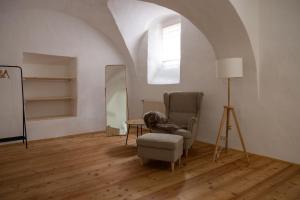 a room with a chair and a table and a window at Traumhafte Wohnung für 6 Pers. in Melk +1 photo