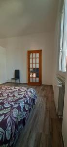 1 dormitorio con 1 cama, 1 silla y 1 ventana en IN PANDORA'S BOX 5 LANDS, en Vezzano Ligure
