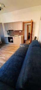 een woonkamer met een grote blauwe bank in een keuken bij IN PANDORA'S BOX 5 LANDS in Vezzano Ligure
