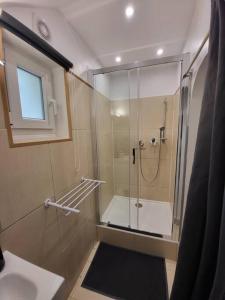 uma casa de banho com um chuveiro, um lavatório e um WC. em Grand Studio, Parking privé, Cuisine séparée em Cannes