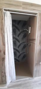 een raam in een badkamer met een douchegordijn bij IN PANDORA'S BOX 5 LANDS in Vezzano Ligure