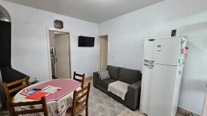 uma sala de estar com um frigorífico e um sofá em Residência bem localizada em Bento Gonçalves em Bento Gonçalves