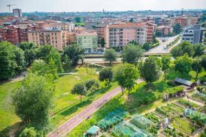 een luchtzicht op een park met bomen en gebouwen bij La casa dell'artista in Verona