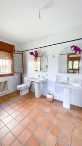 エル・トルノにあるVilla del Jerteの洗面台が2つと鏡があるバスルーム