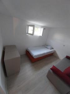 Un pat sau paturi într-o cameră la Kaj Nana i Dedo