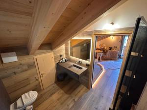 菲耶拉迪普里米耶羅的住宿－凱爾提那休閒木屋，一个小房子里浴室的顶部景色