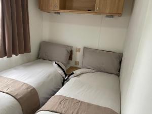 two beds in a small room withermottermottermottermott at Pendle Hill View in Preston
