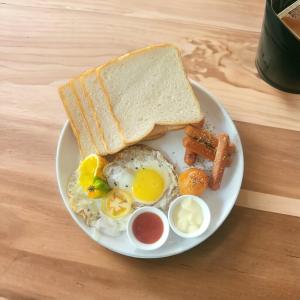 un plato de desayuno con huevos y tostadas en The Empyrean Airport Transit Hotel, en Katunayake