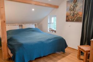 1 dormitorio con 1 cama azul en una habitación en Zur Feldsteinkirche 