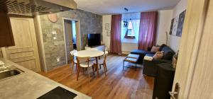 TV a/nebo společenská místnost v ubytování Myto apartments Chopok, apartment Tereza, free parking, wifi