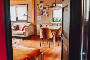 a living room with a table and chairs and a couch at Tukken op de Maashorst in Schayk